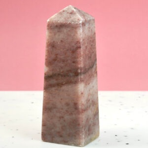 Jordbær Calsit Tårn Krystal Sten på hvid og lyserød baggrund