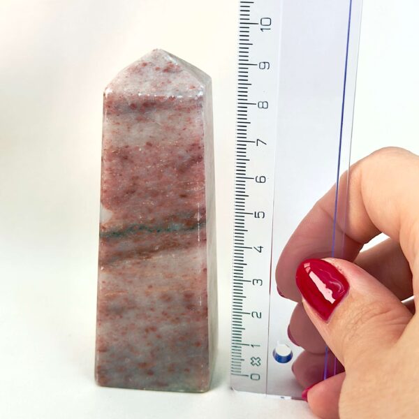 Jordbær Calsit Tårn Krystal Sten med lineal på hvid baggrund