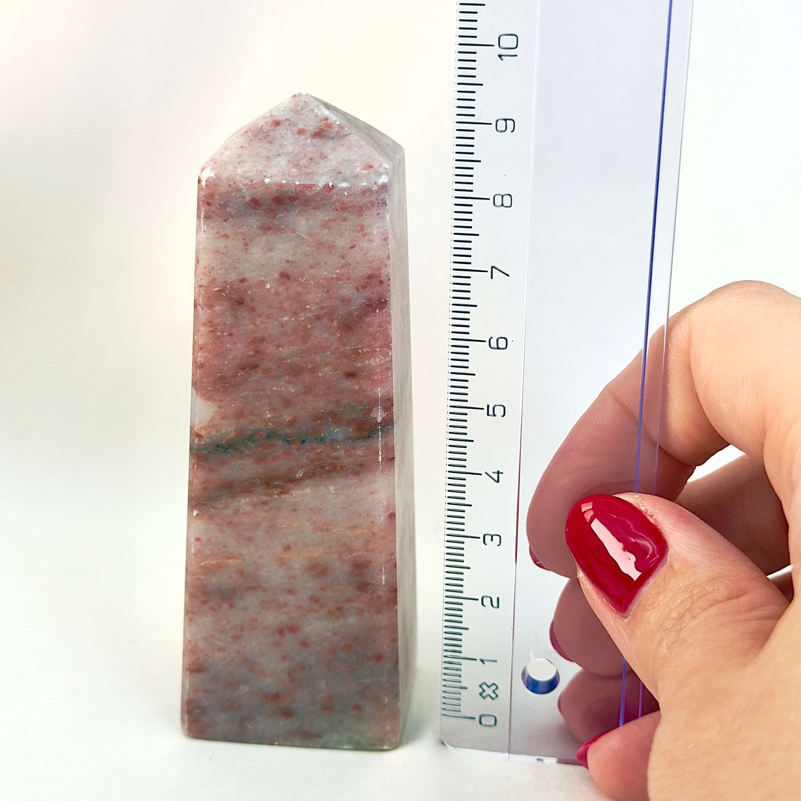 Jordbær Calsit Tårn Krystal Sten med lineal på hvid baggrund