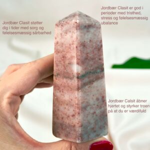 Jordbær Calsit Tårn Krystal Sten i hånd på hvid baggrund med tags