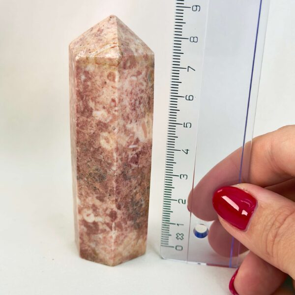 Jordbær Calsit Tårn Krystal Sten med lineal på hvid baggrund