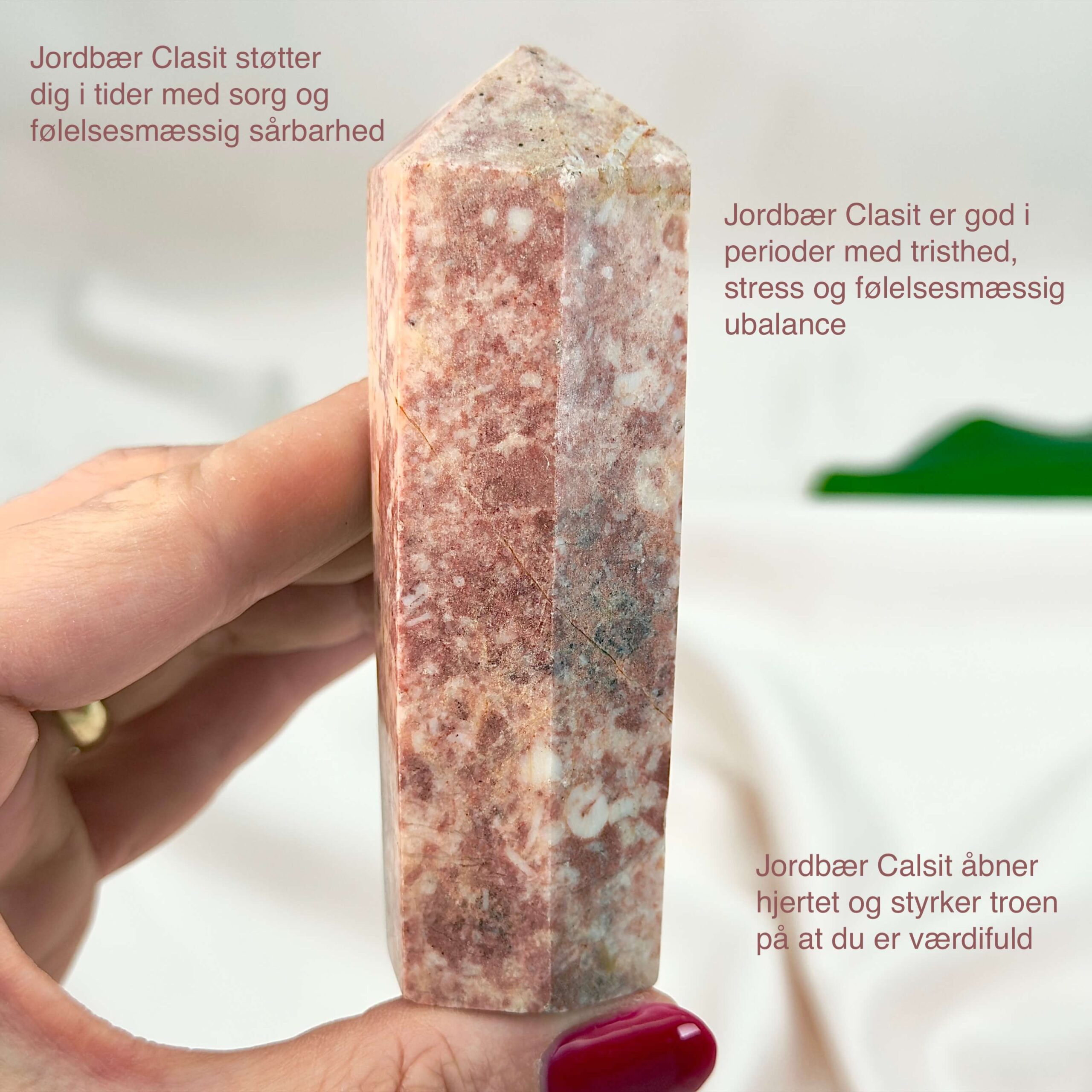 Jordbær Calsit Tårn Krystal Sten i hånd på hvid baggrund med tags