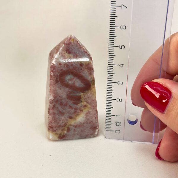 Jordbær Calsit Tårn Krystal Sten med lineal på hvid baggrund