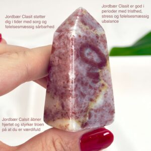 Jordbær Calsit Tårn Krystal Sten i hånd på hvid baggrund med tags