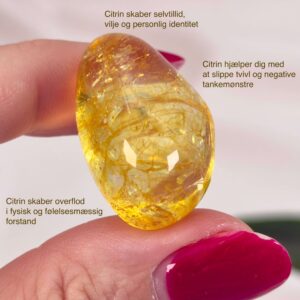 Citrin premium lommesten krystal sten i hånd på hvid baggrund med tags