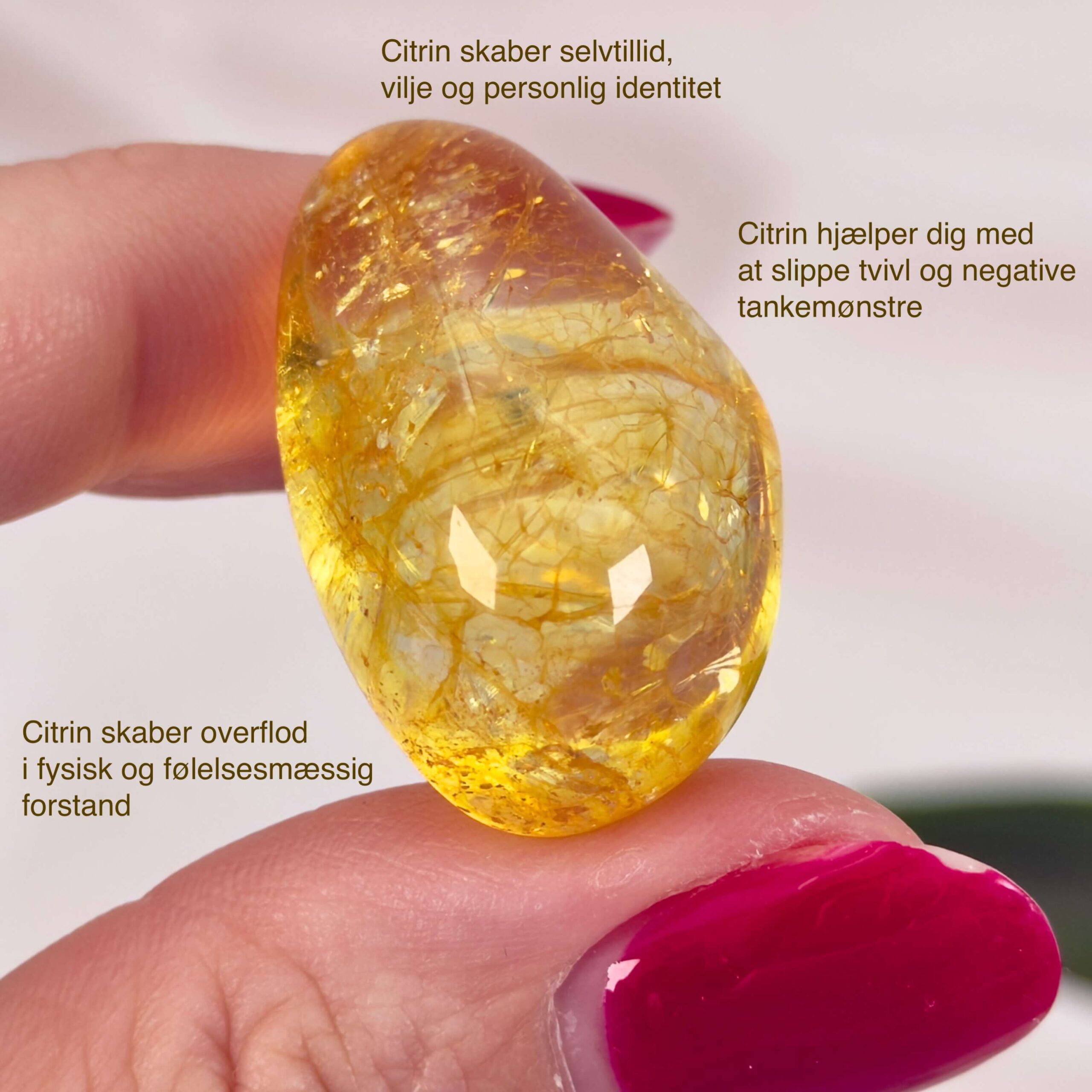 Citrin premium lommesten krystal sten i hånd på hvid baggrund med tags