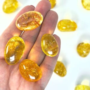 Citrin premium lommesten krystal sten i hånd på hvid baggrund