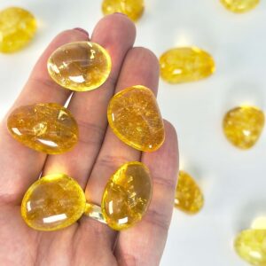 Citrin premium lommesten krystal sten i hånd på hvid baggrund