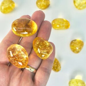 Citrin premium lommesten krystal sten i hånd på hvid baggrund