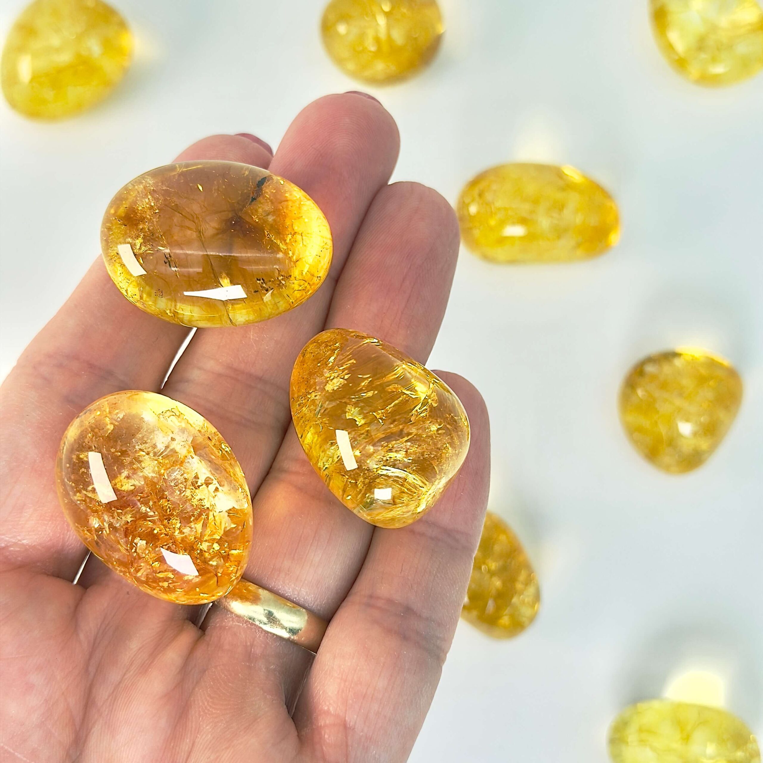 Citrin premium lommesten krystal sten i hånd på hvid baggrund