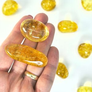 Citrin premium lommesten krystal sten i hånd på hvid baggrund