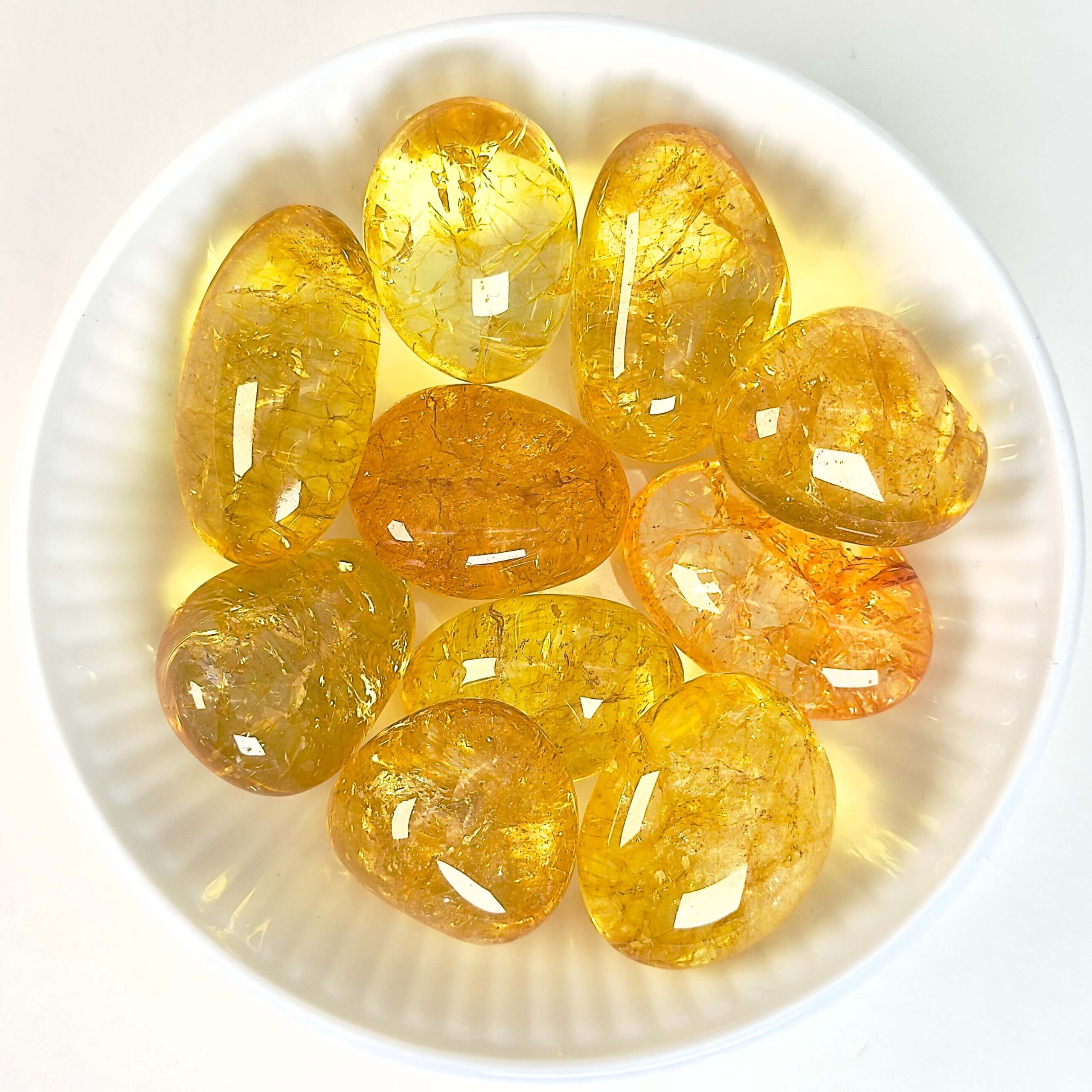 Citrin premium lommesten krystal sten i hvid skål på hvid baggrund