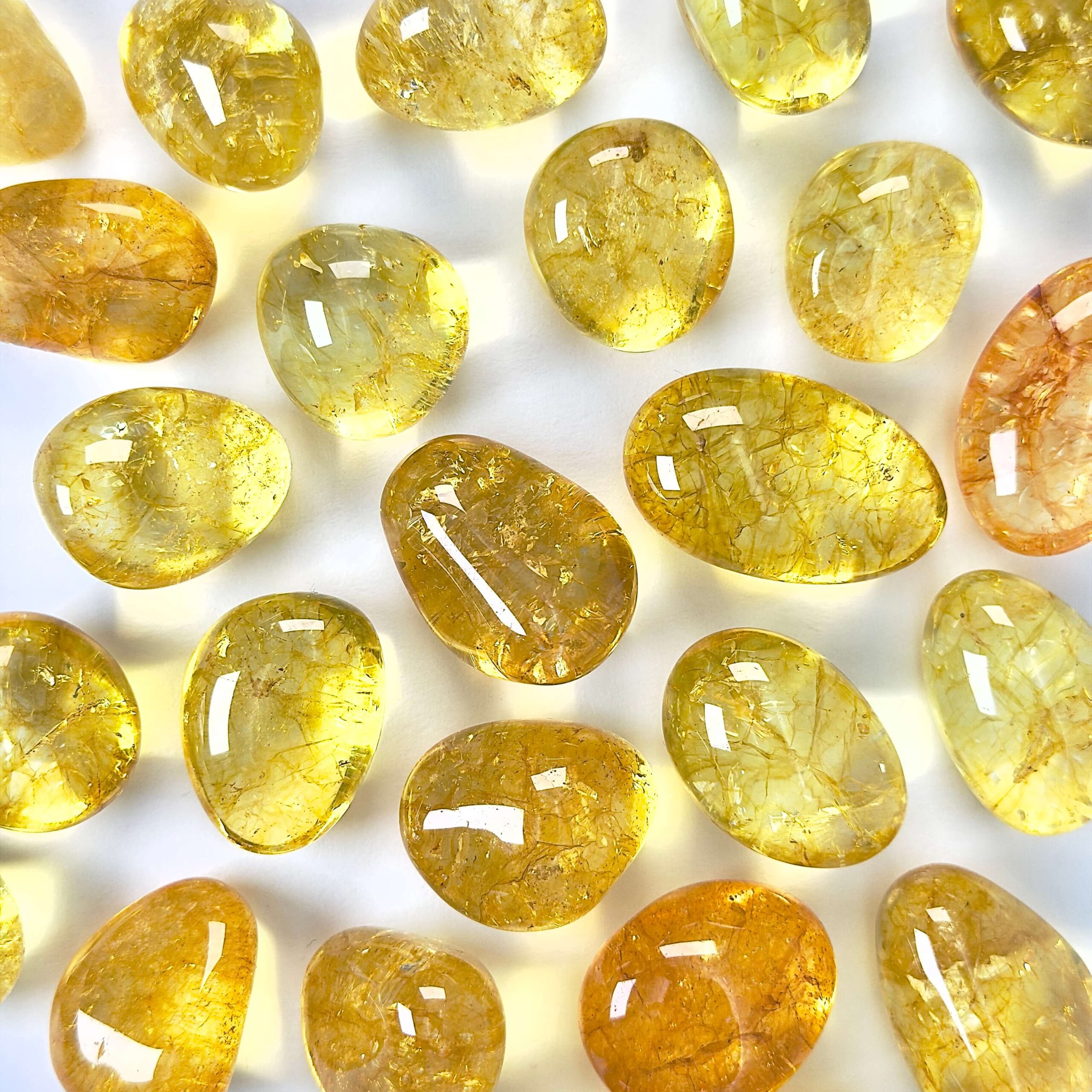 Citrin premium lommesten krystal sten samling på hvid baggrund