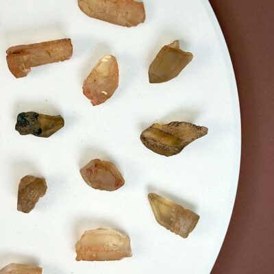 Citrin Rå Lommesten krystal sten samling på hvid baggrund