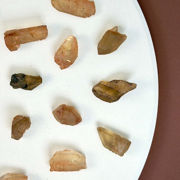 Citrin Rå Lommesten krystal sten samling på hvid baggrund