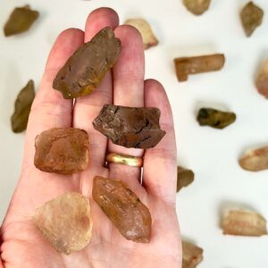 Citrin Rå Lommesten krystal sten i hånd på hvid baggrund