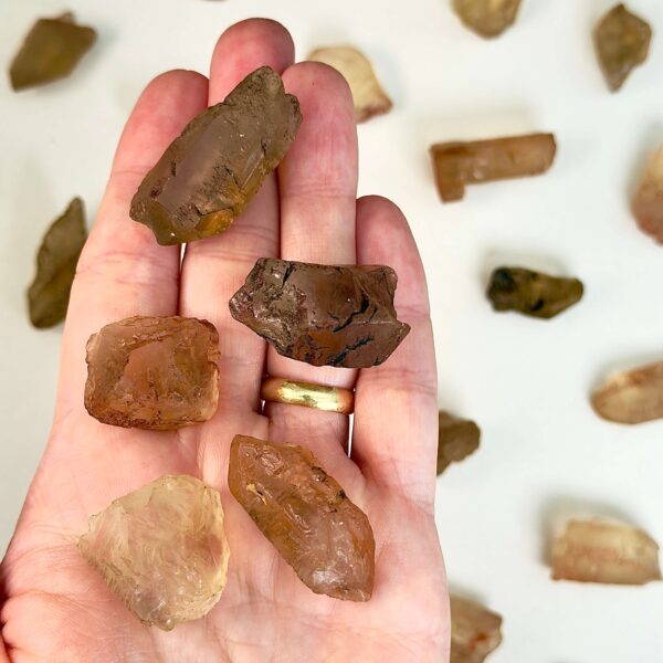 Citrin Rå Lommesten krystal sten i hånd på hvid baggrund