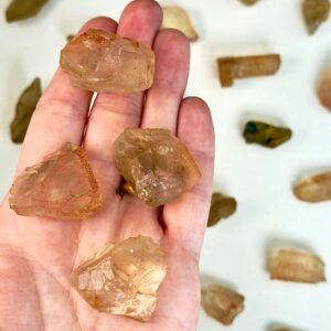 Citrin Rå Lommesten krystal sten i hånd på hvid baggrund