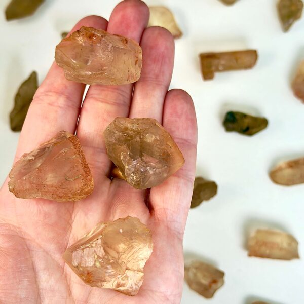 Citrin Rå Lommesten krystal sten i hånd på hvid baggrund