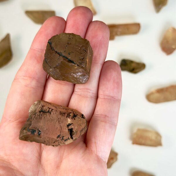 Citrin Rå Lommesten krystal sten i hånd på hvid baggrund