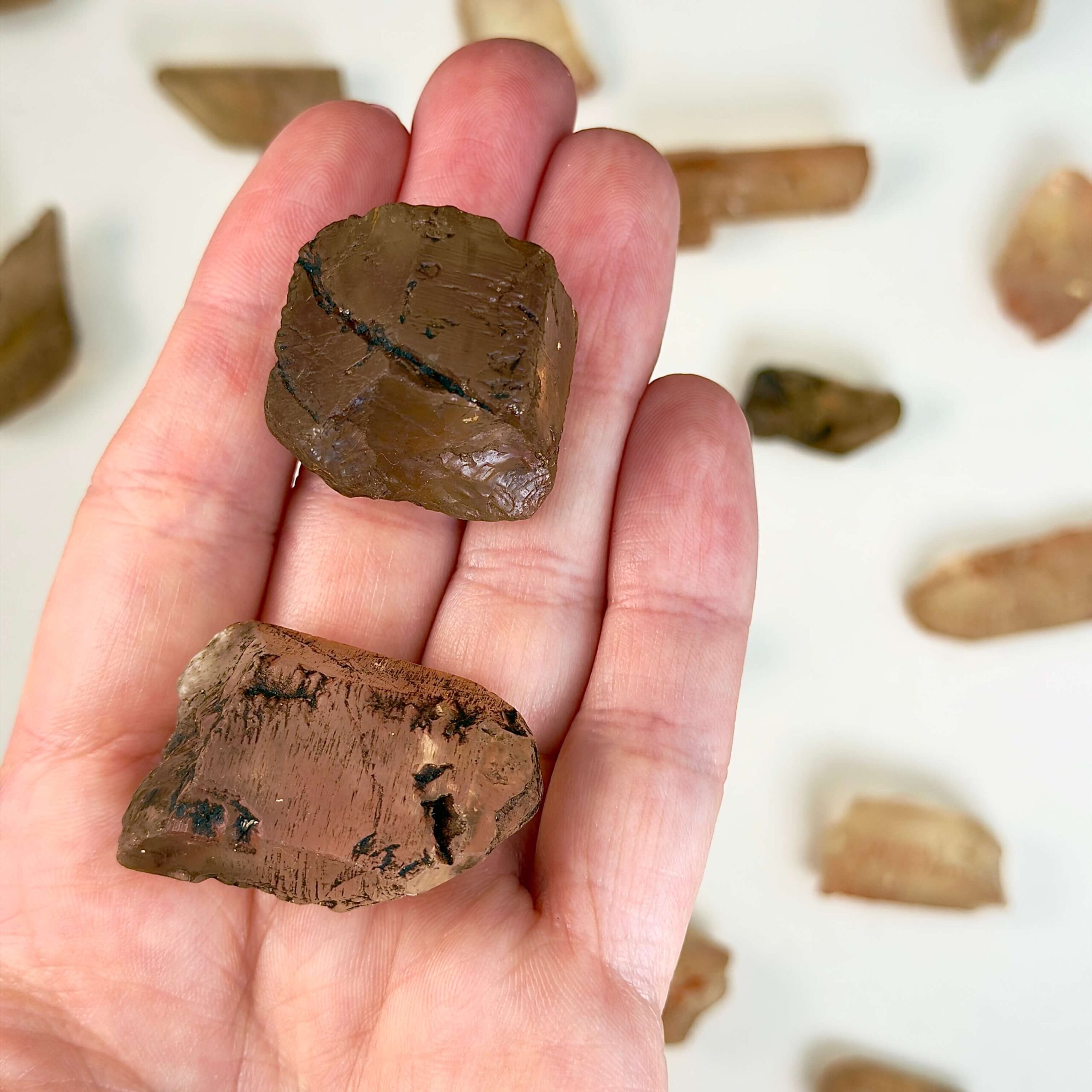 Citrin Rå Lommesten krystal sten i hånd på hvid baggrund