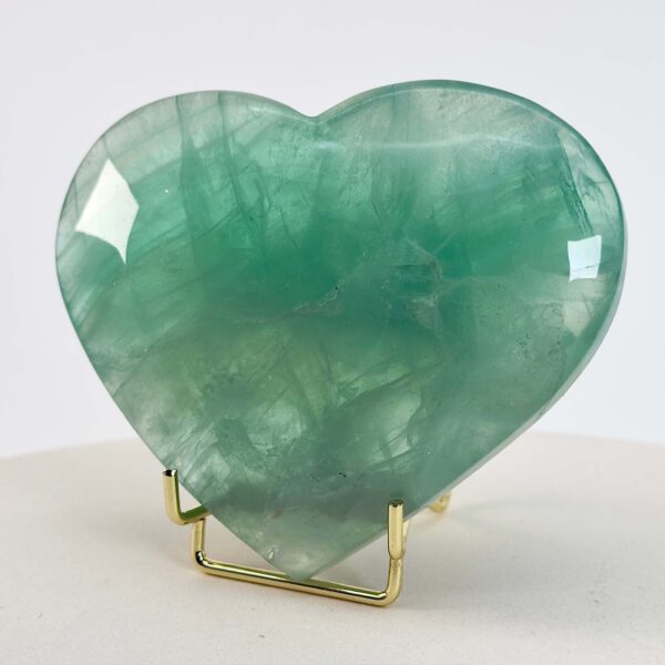 Fluorit Grøn Hjerte Krystal Sten i holder hvid baggrund