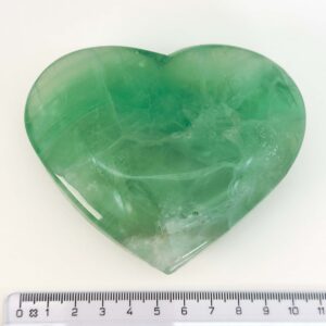 Fluorit Grøn Hjerte Krystal Sten med lineal hvid baggrund