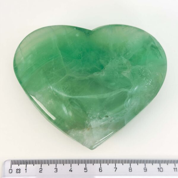 Fluorit Grøn Hjerte Krystal Sten med lineal hvid baggrund