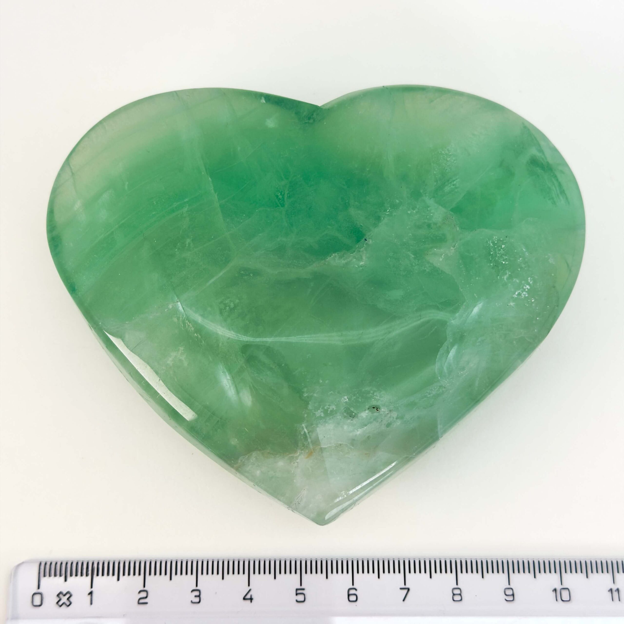 Fluorit Grøn Hjerte Krystal Sten med lineal hvid baggrund