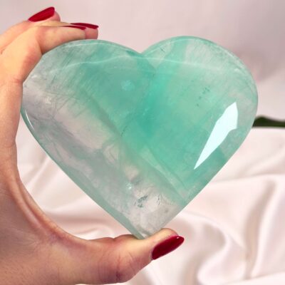 Fluorit Grøn Hjerte Krystal Sten i hånd hvid baggrund