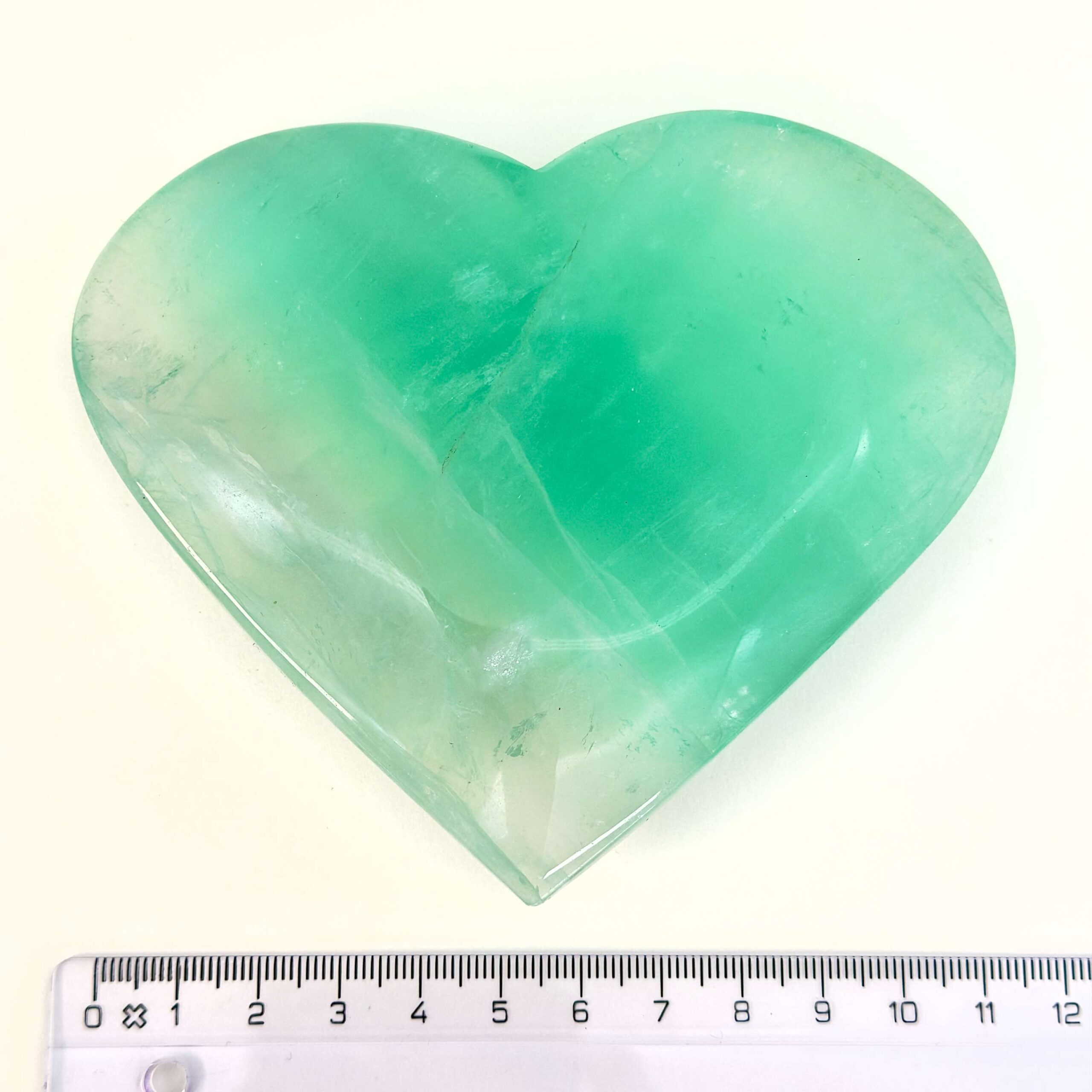Fluorit Grøn Hjerte Krystal Sten med lineal hvid baggrund