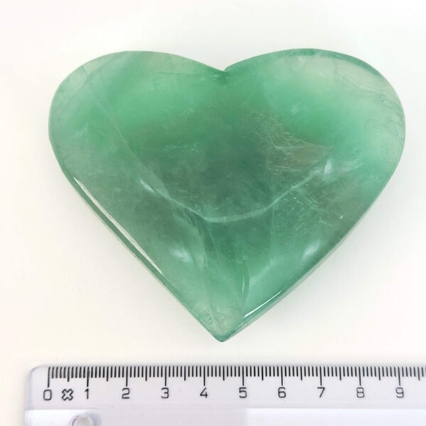 Fluorit Grøn Hjerte Krystal Sten med lineal hvid baggrund