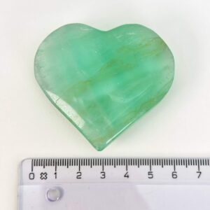 Fluorit Grøn Hjerte Krystal Sten med lineal hvid baggrund