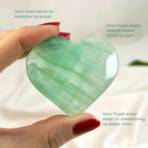 Fluorit Grøn Hjerte Krystal Sten i hånd hvid baggrund med tags