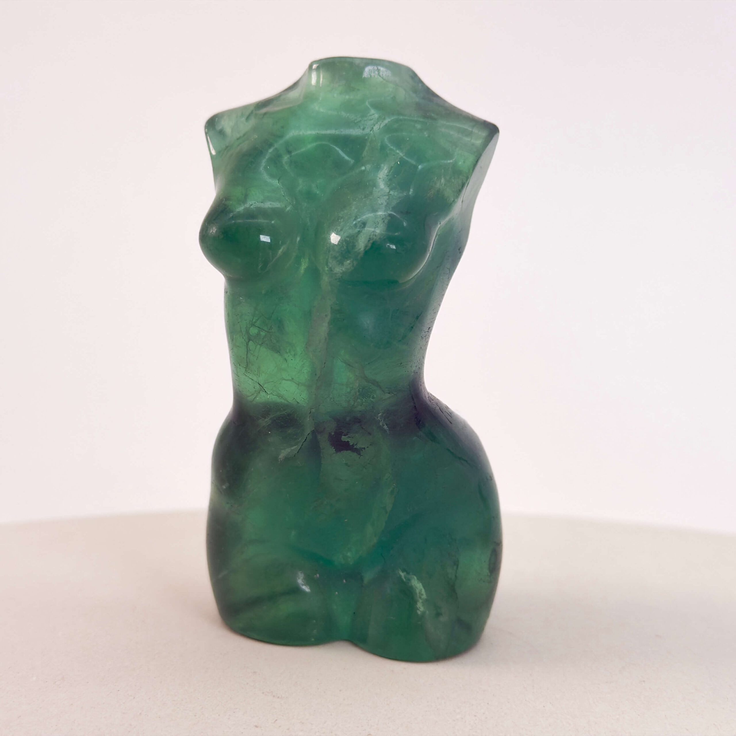 Fluorit Grøn Kvindekrop Krystal Sten hvid baggrund