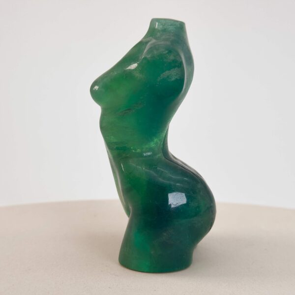 Fluorit Grøn Kvindekrop Krystal Sten hvid baggrund