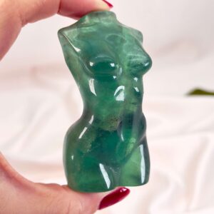 Fluorit Grøn Kvindekrop Krystal Sten i hånd hvid baggrund