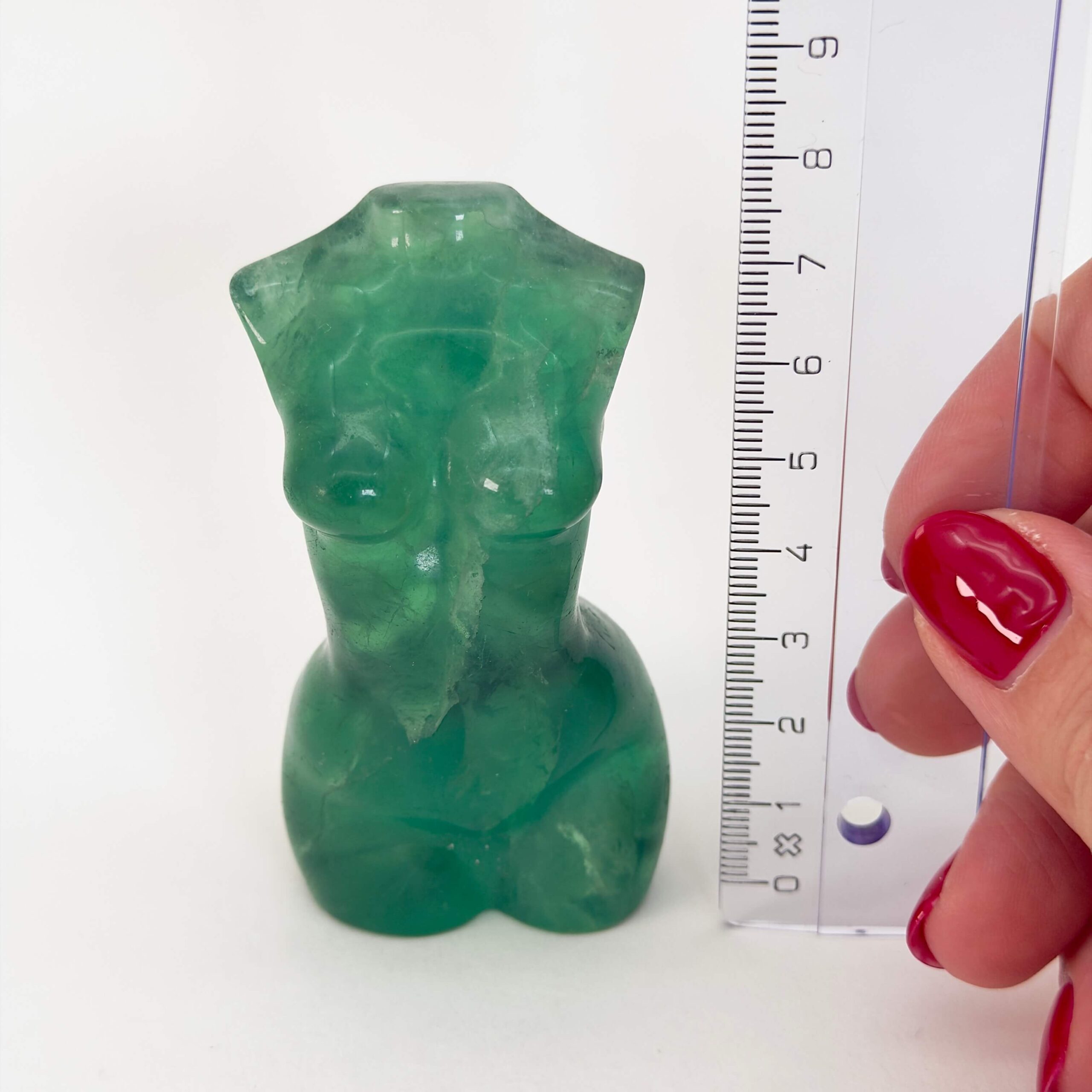 Fluorit Grøn Kvindekrop Krystal Sten med lineal hvid baggrund