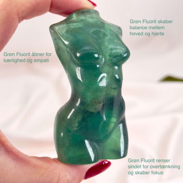 Fluorit Grøn Kvindekrop Krystal Sten i hånd hvid baggrund med tags