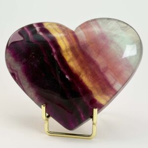 Fluorit Regnbue Hjerte Krystal Sten i holder på hvid baggrund