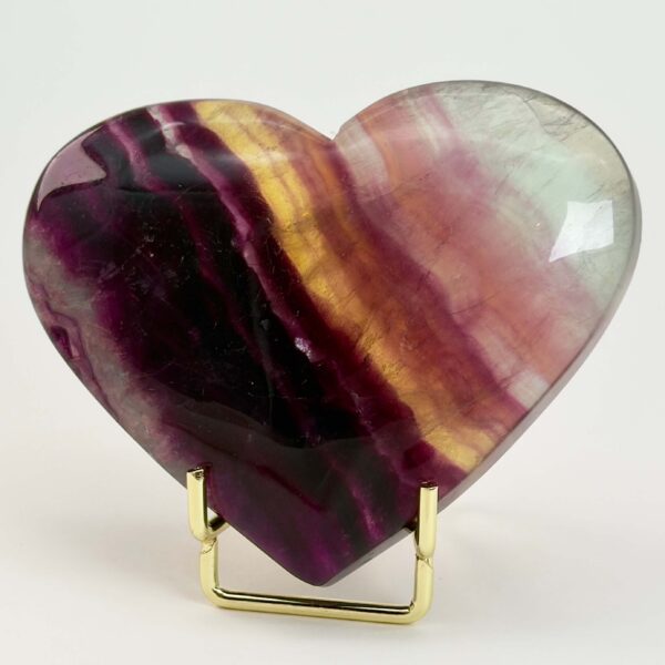 Fluorit Regnbue Hjerte Krystal Sten i holder på hvid baggrund