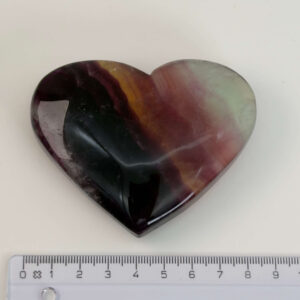 Fluorit Regnbue Hjerte Krystal Sten med lineal hvid baggrund