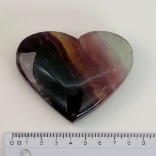 Fluorit Regnbue Hjerte Krystal Sten med lineal hvid baggrund