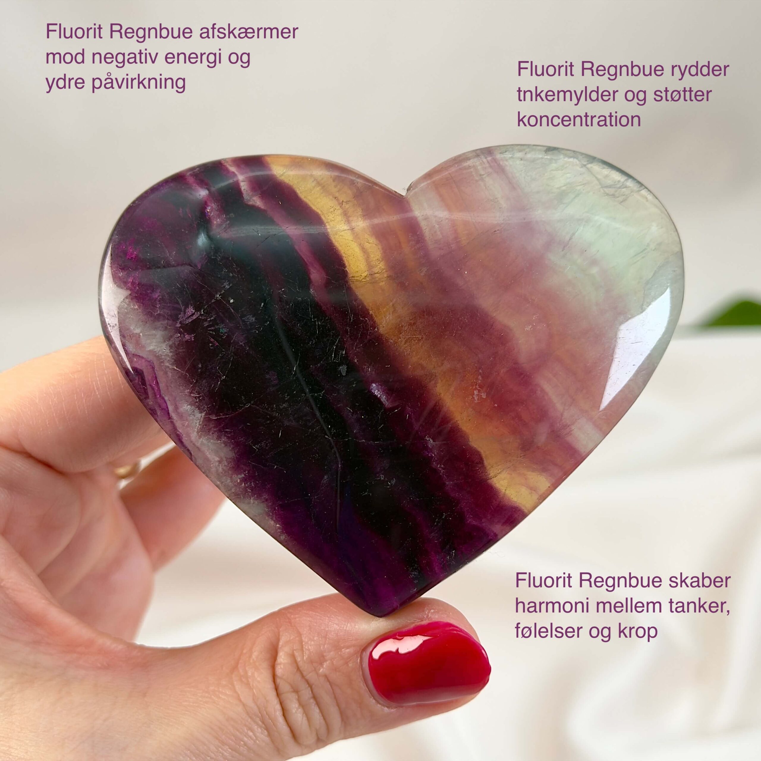 Fluorit Regnbue Hjerte Krystal Sten med hånd på hvid baggrund med tags