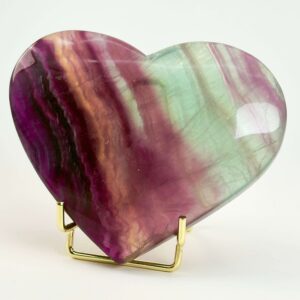 Fluorit Regnbue Hjerte Krystal Sten i holder på hvid baggrund