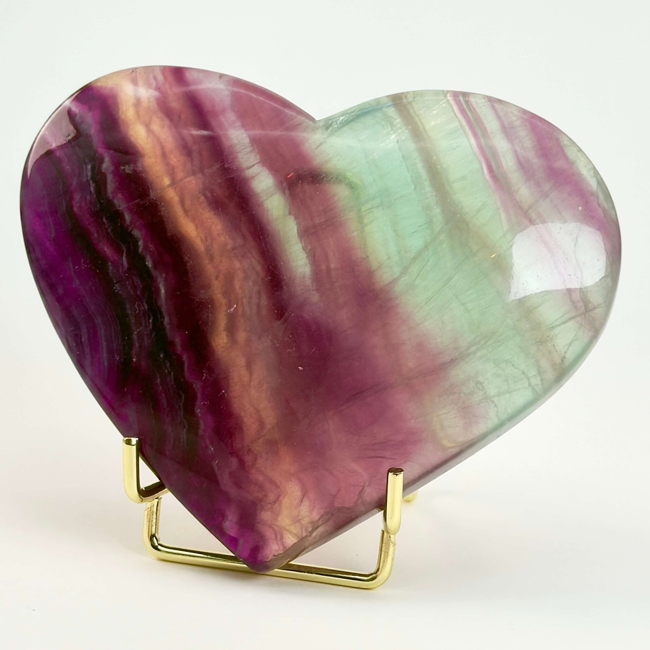 Fluorit Regnbue Hjerte Krystal Sten i holder på hvid baggrund