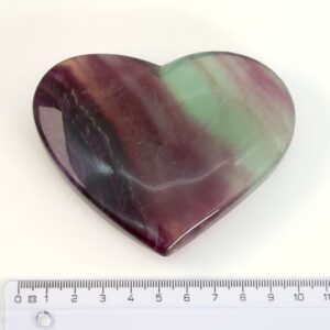 Fluorit Regnbue Hjerte Krystal Sten med lineal hvid baggrund