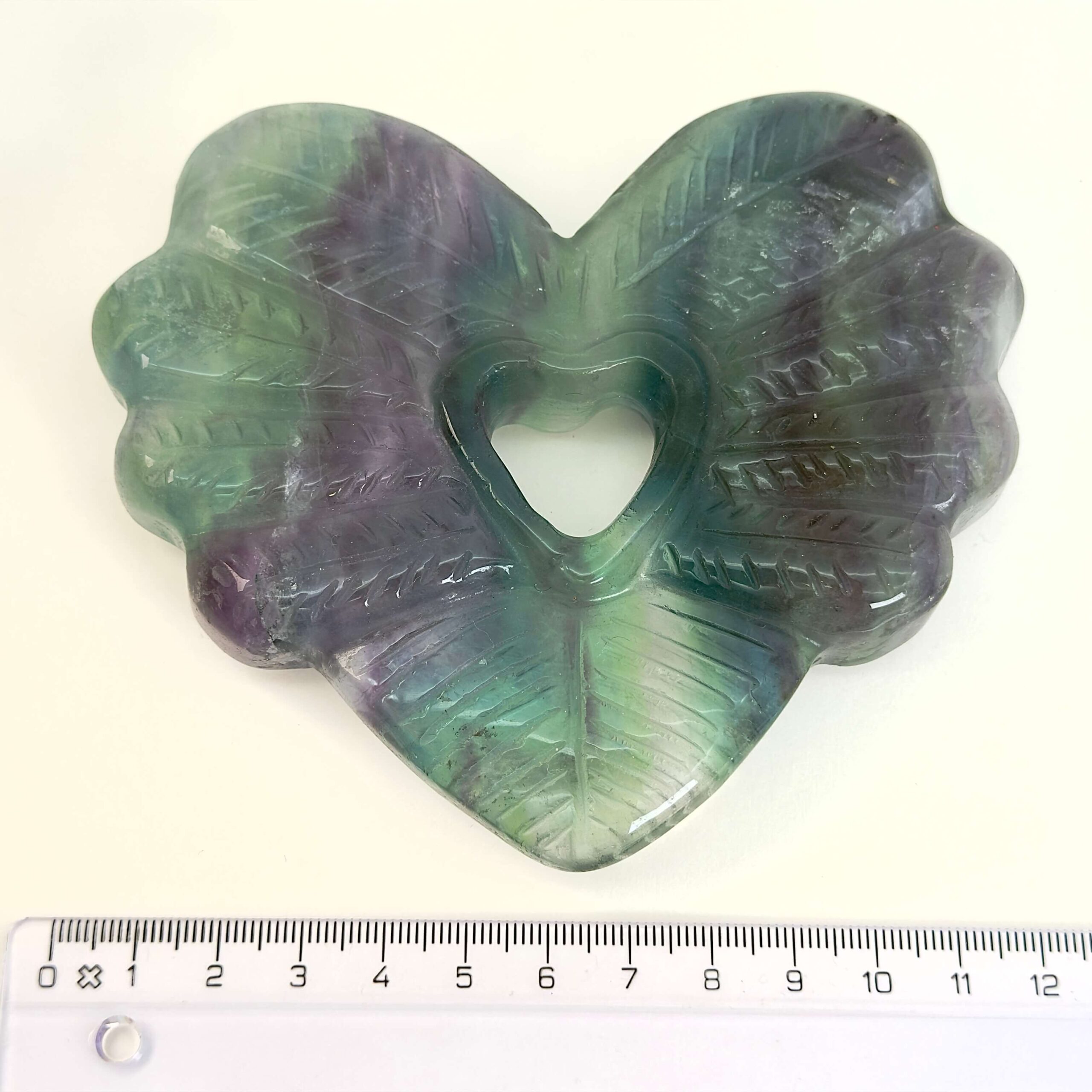 Fluorit Regnbue Hjerte krystal sten med lineal på hvid baggrund