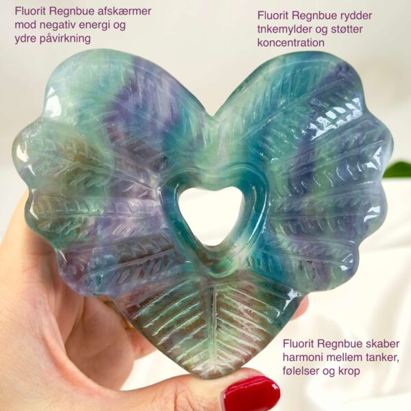 Fluorit Regnbue Hjerte Krystal Sten med hånd på hvid baggrund med tags