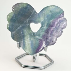 Fluorit Regnbue Hjerte krystal sten på holder på hvid baggrund